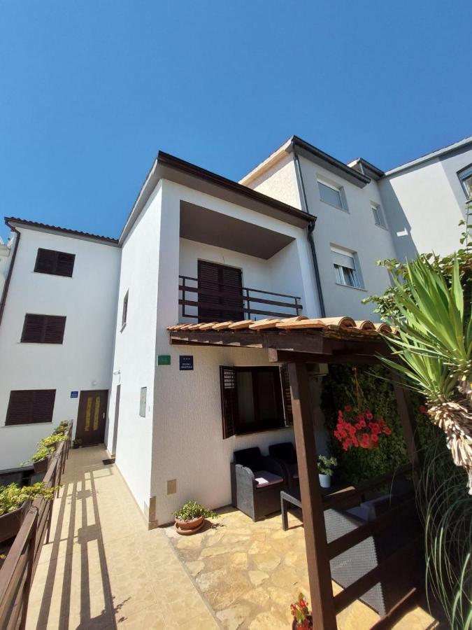 The Big Smile Apartments بولا المظهر الخارجي الصورة